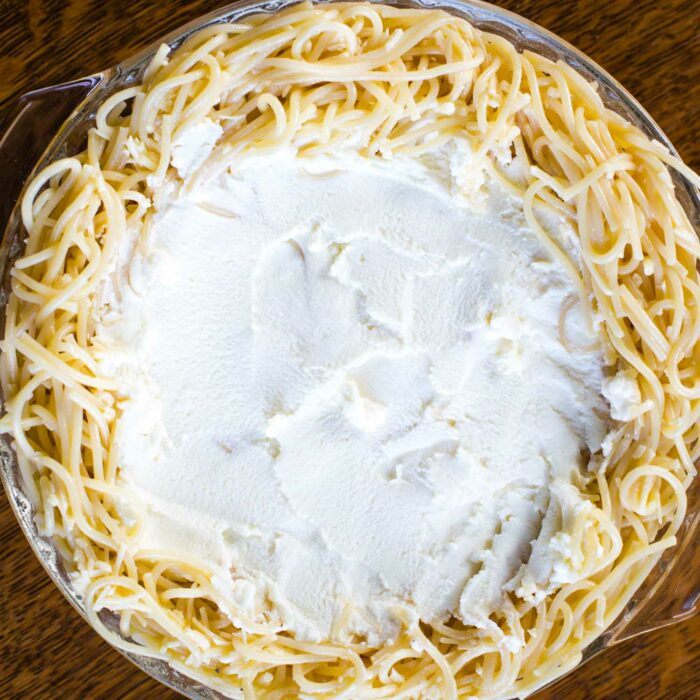 cottage cheese layer on noodle crust for spaghetti pie