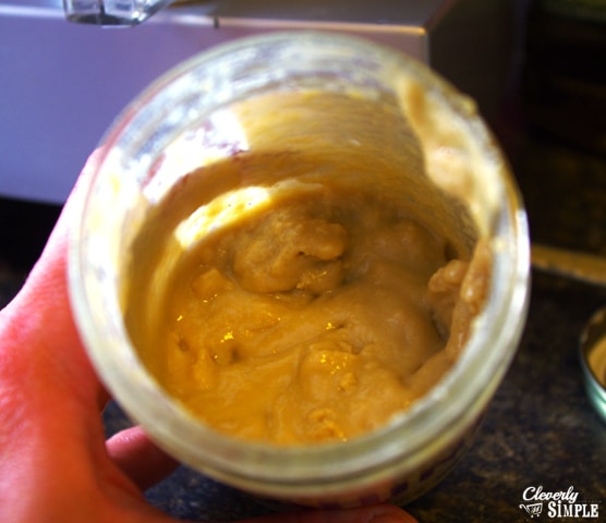 making your own hummus with tahini