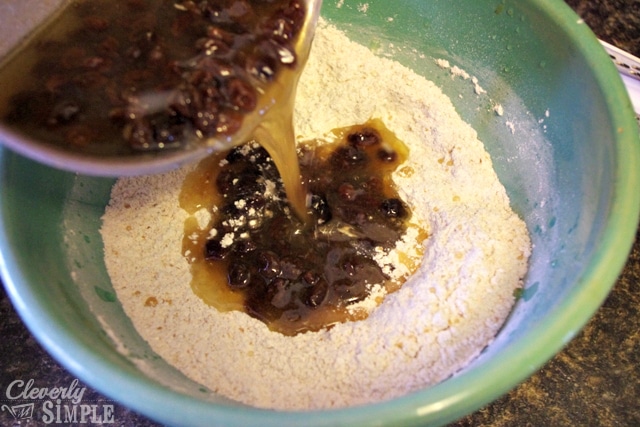 raisin cake recipe made by mixing boiled raisins with dry ingredients