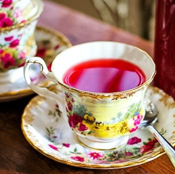 tea cup with cranberry tea