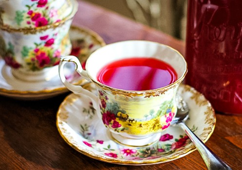 tea cup with cranberry tea