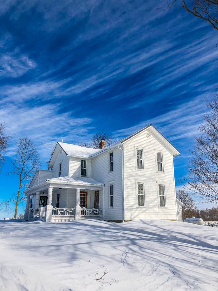 farmhouse in Ohio with snow
