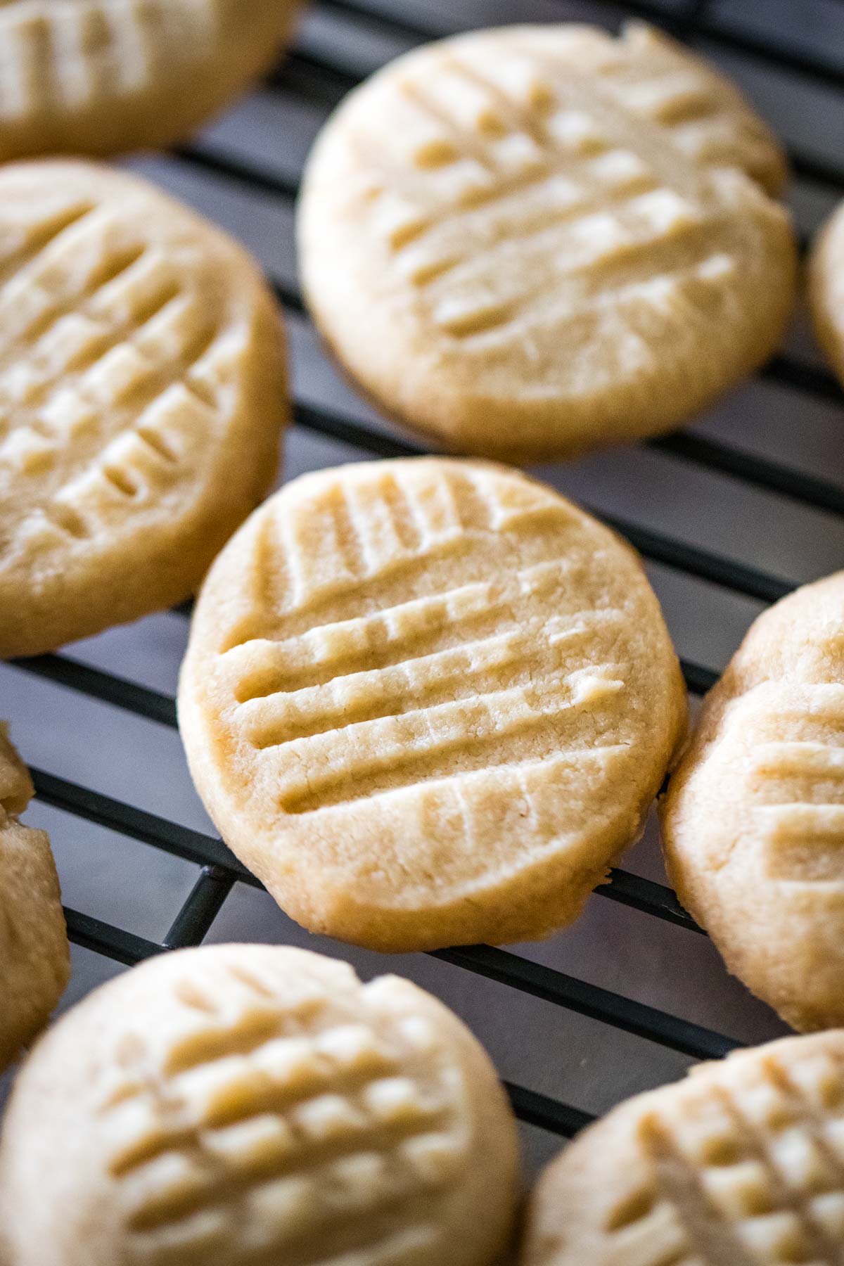 shortbread cookies on cooling rack