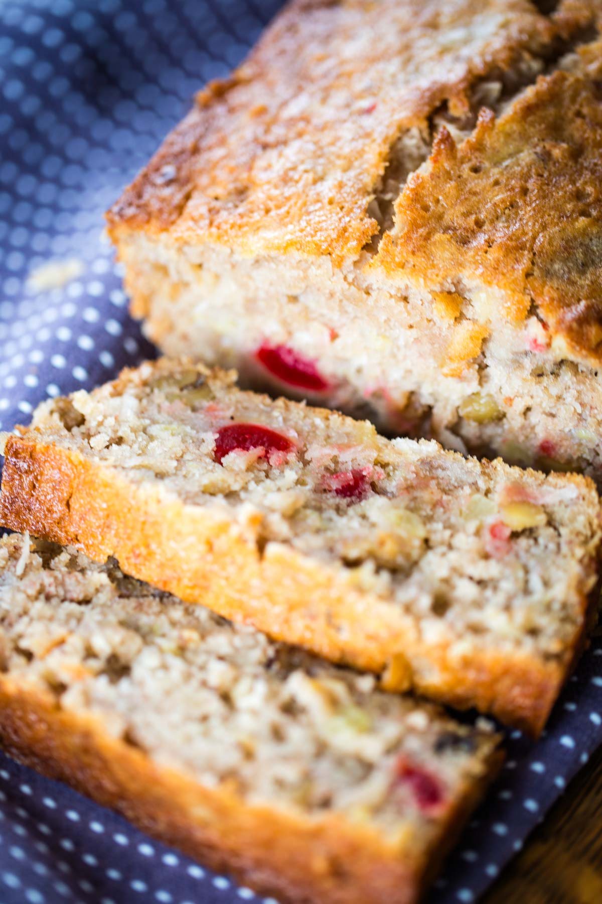 sliced hawaiian banan bread on cloth